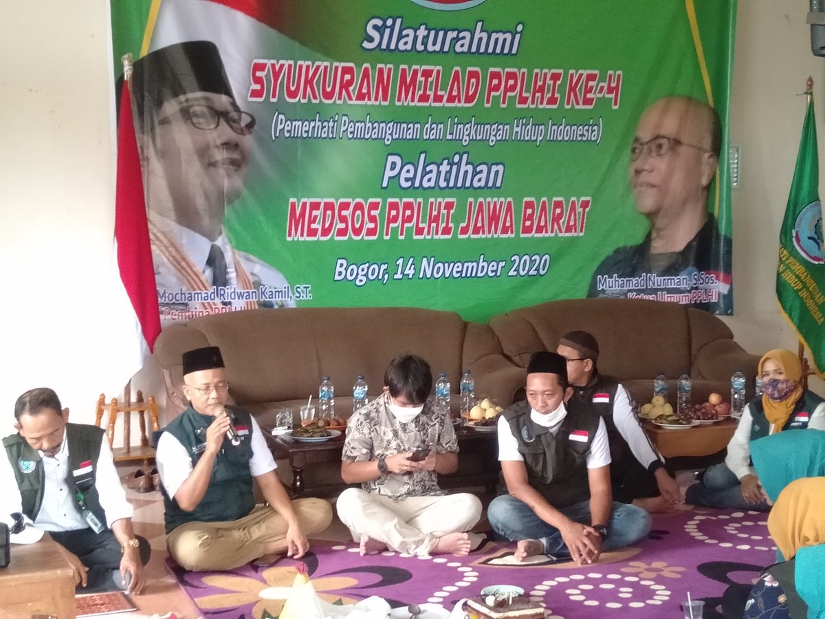 BroerSaiful's tweet photo. Met milad ke-4. 
Dan pelatihan medsos PPLHI Jabar.

#pplhiupdate https://t.co/4tl3veb6dn