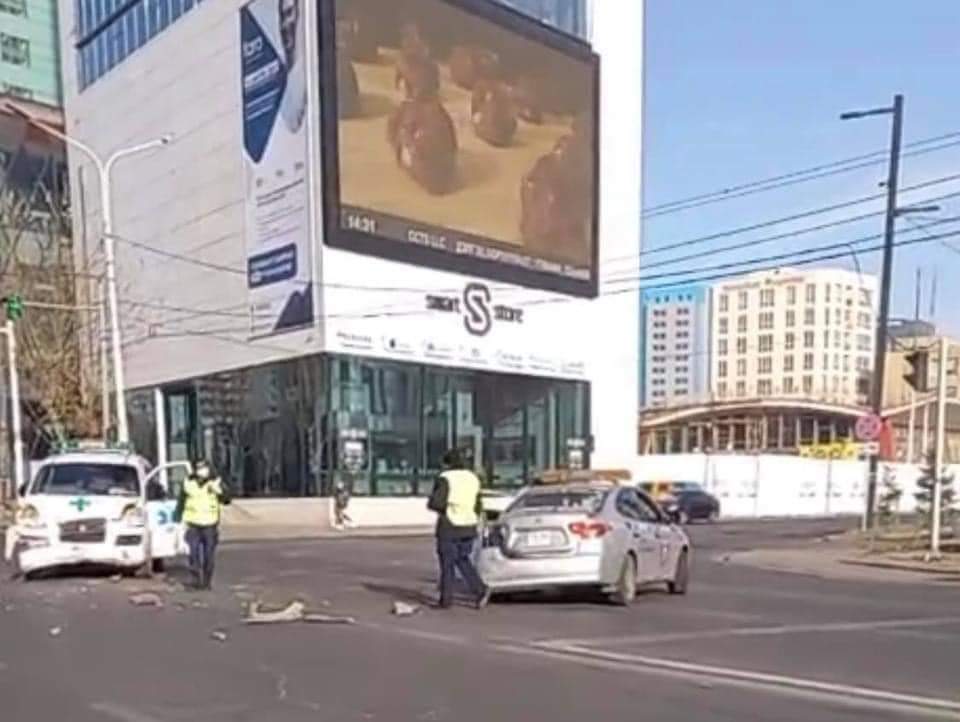 Эзгүй талд мөргөлдөнө, хөдөлгөөн хорьсон ийм үед мөргөлдөнө 🙄🙄 сонин хүмүүс шүү 😏