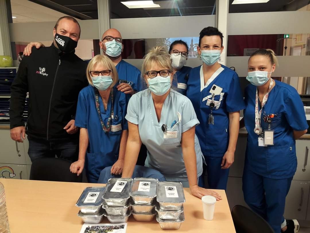 Via la vente de claquettes mais aussi de plats de pâtes, le <a href="/RugbyCoqMosan/">Rugby Coq Mosan</a> s’est mobilisé ces dernières semaines pour tenter d’atténuer les effets de la crise sanitaire. Sans oublier de saluer aussi deux unités Covid-19 de la région ➡️bit.ly/35uxKP2