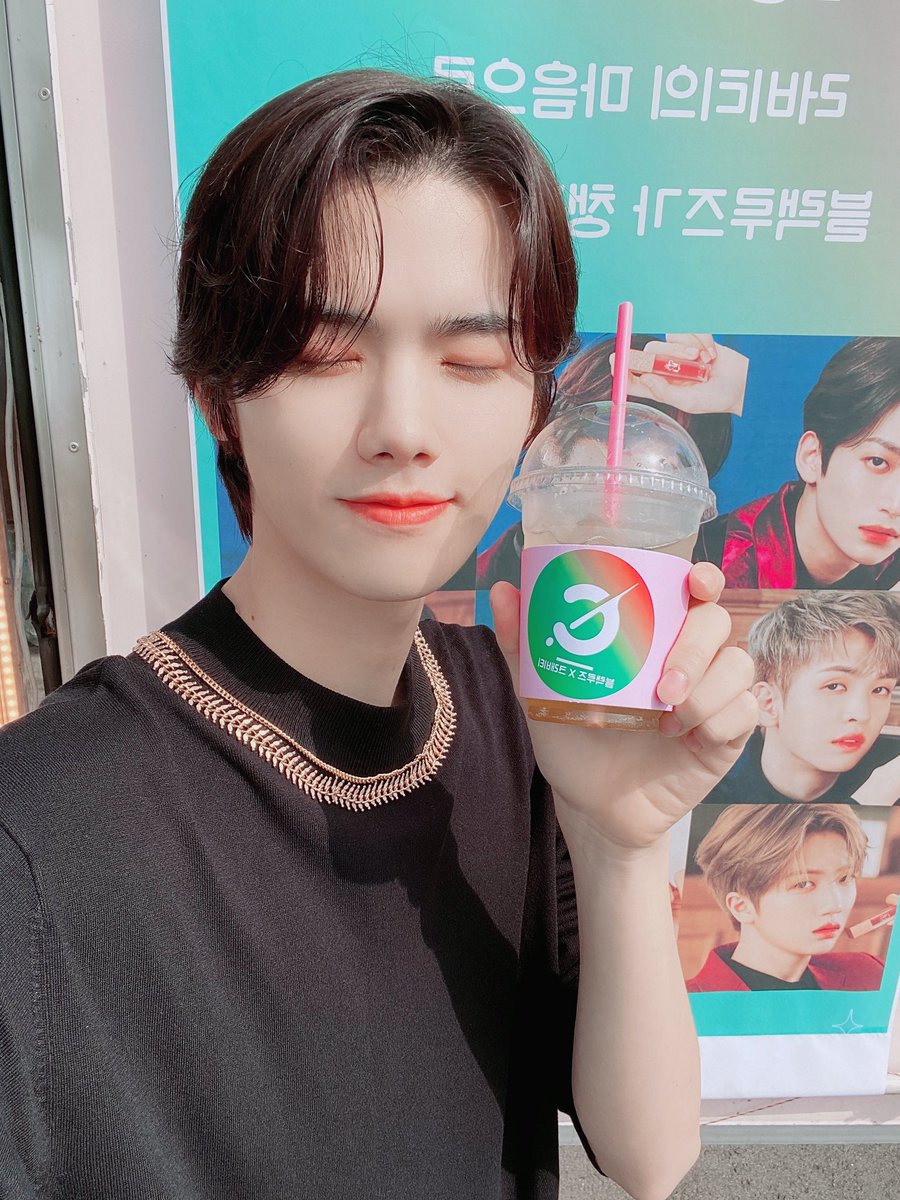 CRAVITY_twt's tweet photo. 11월14일 러비티 본날!
(사진은 그냥)ㅎㅎ...
#민희 #블랙루즈 #광고 https://t.co/xasgnkEoE8