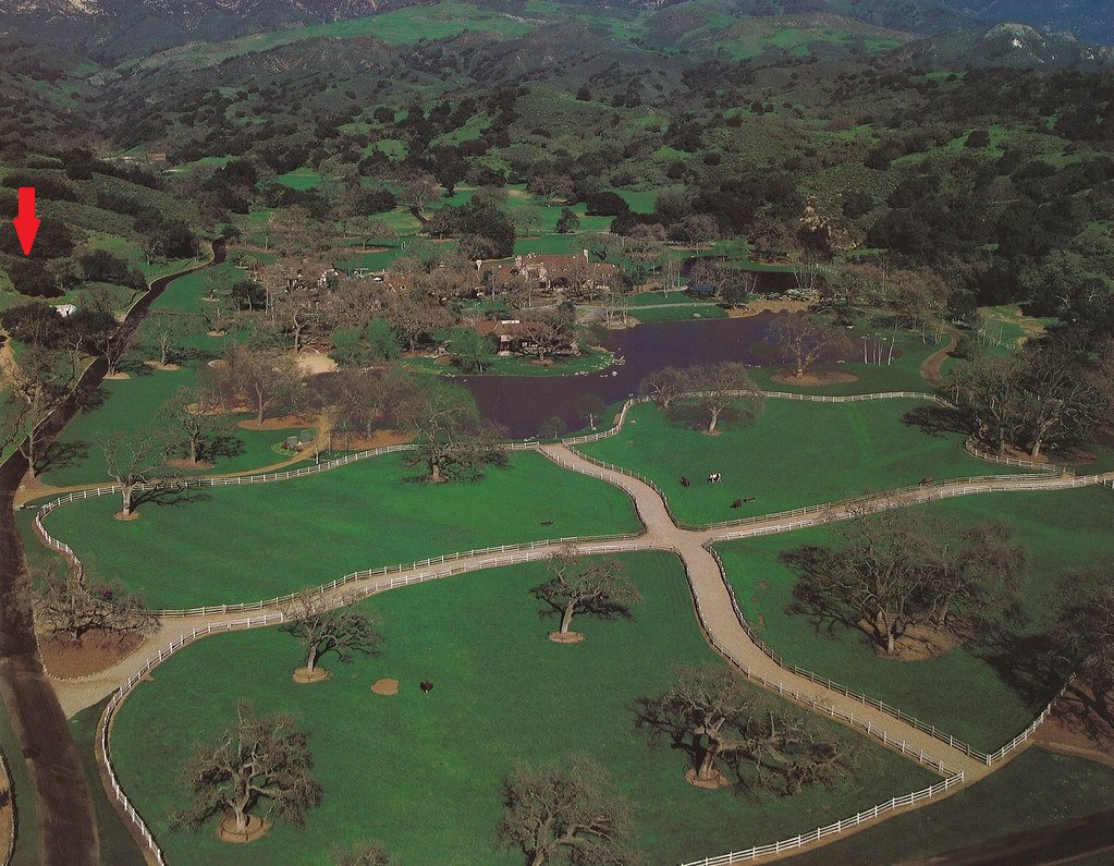 Let's go back in time, to Neverland in the late 1980s. The red arrow indicates the tree behind the future train station.Look at the ridge continuing up to the future amusement park site - all grass and trees, no trail or tracks. #LeavingNeverland  #MJGuilty