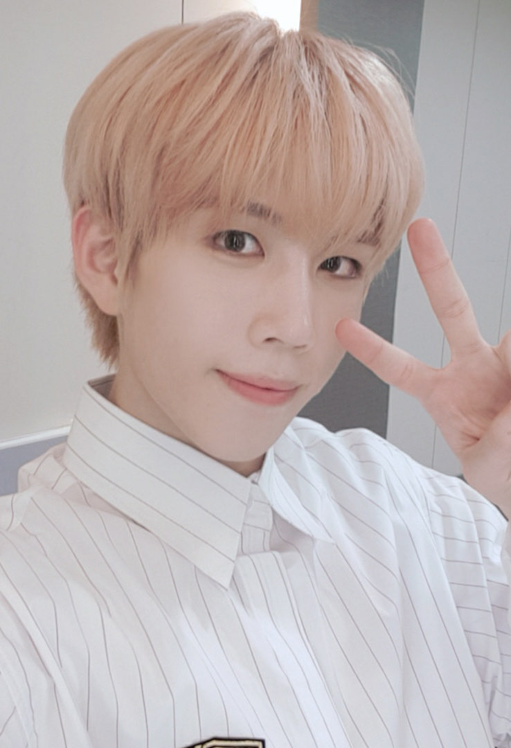 BAE173_member's tweet photo. [#영서]
안녕하세요 영서입니다!
여러분! 불후의 명곡 잘 보셨나요? 저희를 선보이는 첫 방송이라 긴장도 되고, 많은 것을 배울 수 있는 기회였고 정말 신기하고 너무 행복해요! 앞으로 저희 더 이쁘게 봐주세요 항상 사랑합니다아❤ https://t.co/REQEKjBAtg
