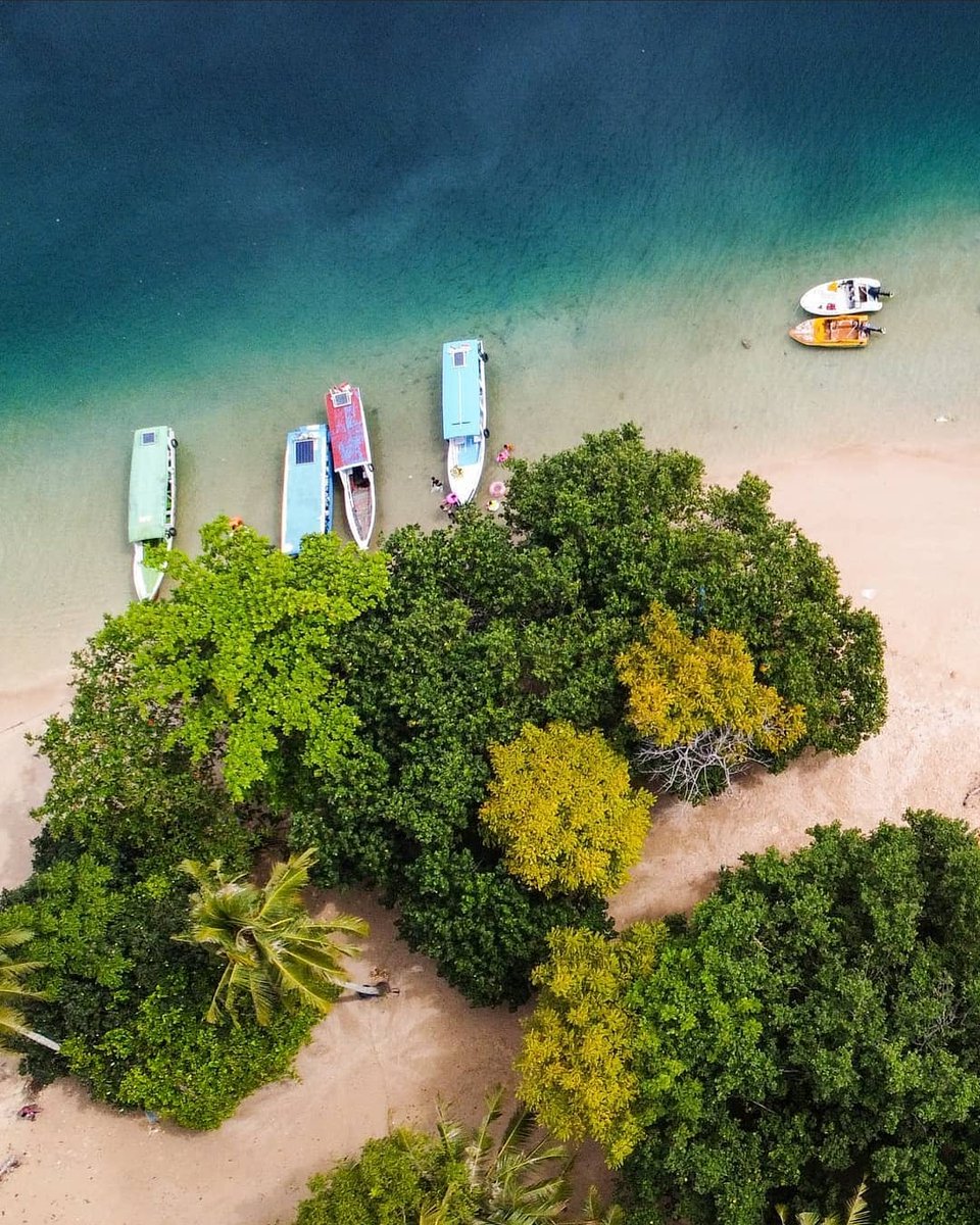 Karena perubahan ejaan,nama pulau aslinya adalah sultan, berubah menjadi pulau setan..
jangan khawatir, pulau nya sangat indah, pasir pantai bersih dan elok,batas pantai dan laut semakin tipis.. menyatu.

📸 IG shohibulazmirivai 
📍 Pulau Sultan, Pessel