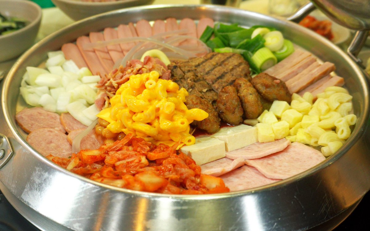 proxywolf's tweet photo. 여러분 제 꿈이 이루어 졌습니다!
미국놈 부대찌개가 출시되었어요!
늘 꿈꿔왔던 저만의 이상적인 부대찌개!
엄청 치즈맛이 가득하고 육향도 엄청난 부대찌개를 꿈꿔왔는데 
킹콩부대찌개 분들의 도움으로 완성할 수 있었어요! 직접 방문해서 먹어도 되고 ��달도 되니까 한번 꼭 시도해 보세요! https://t.co/ihpYhpDdqW