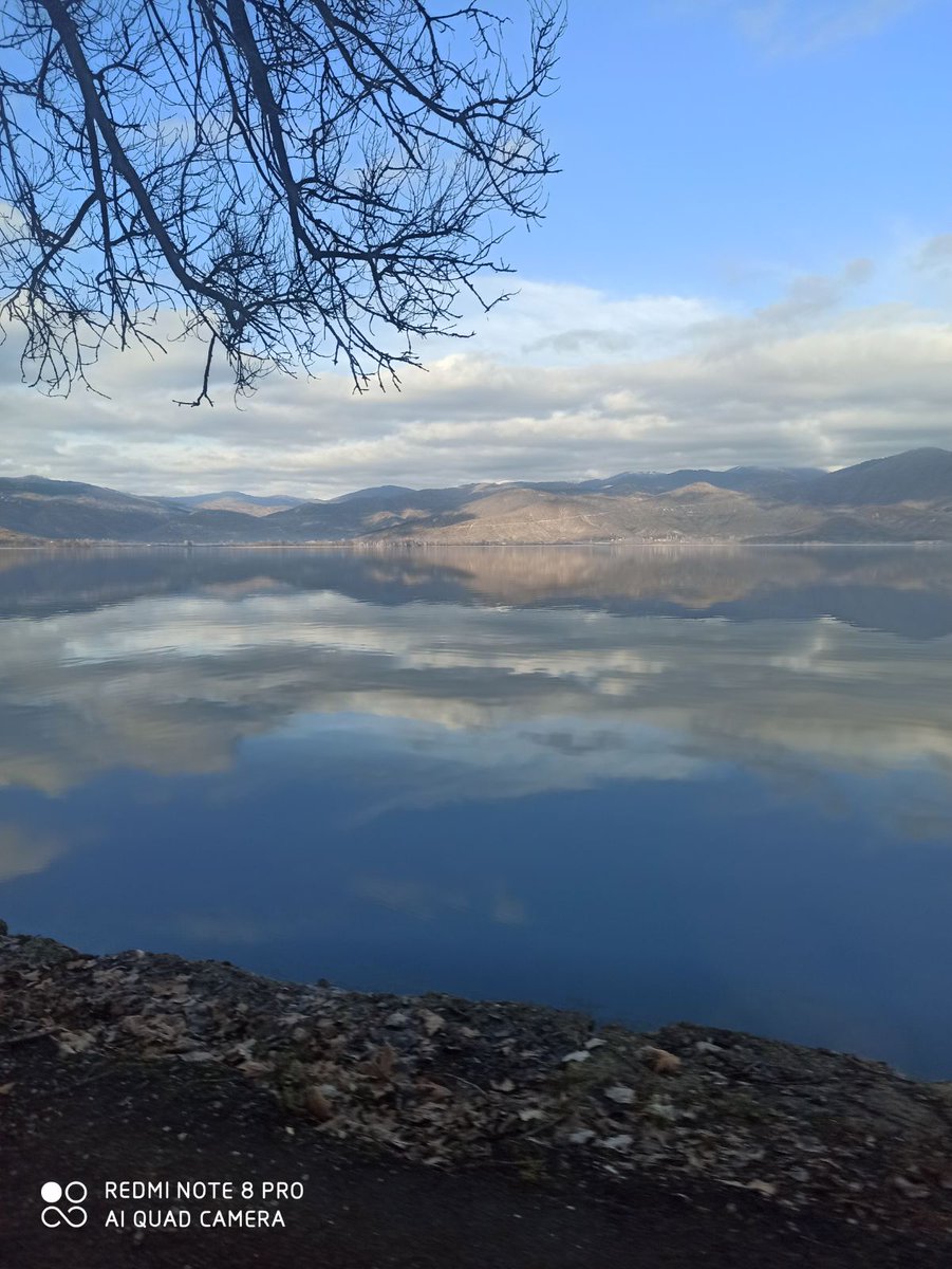 olinabika's tweet photo. It's not a painting, it's Kastoria. I really miss this beauty! Can't wait to go back to uni! #smcdmuowm https://t.co/SwmyaT6ieV