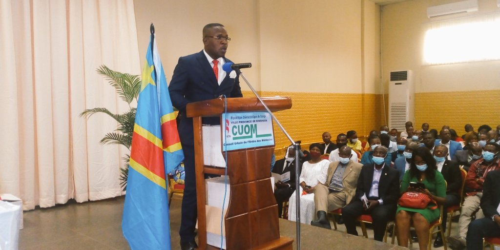 Mbulayi650's tweet photo. Ils sont au total 630 nouveau médecins de la ville province de Kinshasa qui viennent d'être inscrit sur l'ordre national. La prestation de serment d'Hippocrate a eu lieu aujourd'hui dans la salle planète liège. 
Elvis BULA BADI président du CUOM. https://t.co/byD5yYvTxz