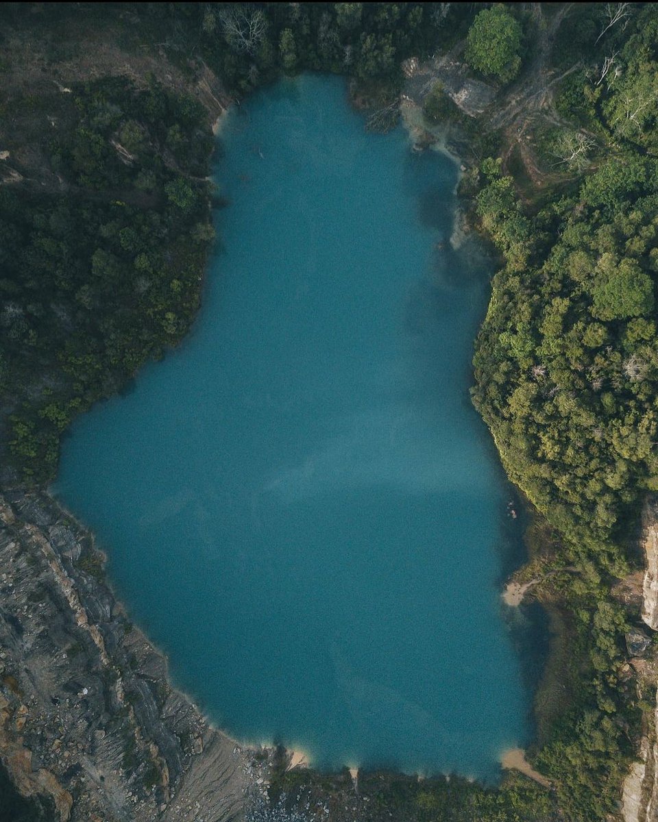 Pemandangan Danau Biru yang sangat unik dari atas.
📸 IG ralbhani 
📍 Danau Biru Sawahlunto