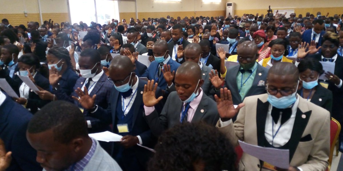 Mbulayi650's tweet photo. Ils sont au total 630 nouveau médecins de la ville province de Kinshasa qui viennent d'être inscrit sur l'ordre national. La prestation de serment d'Hippocrate a eu lieu aujourd'hui dans la salle planète liège. 
Elvis BULA BADI président du CUOM. https://t.co/byD5yYvTxz