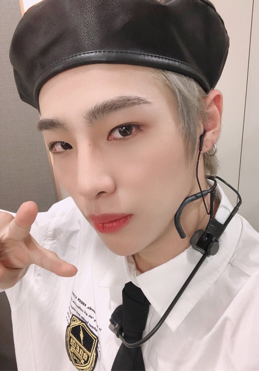 BAE173_member's tweet photo. [#무진]
안녕하세요 BAE173 무진입니다 
오늘 방영된 불후의 명곡 잘 보셨나요? 처음이라 많이 떨렸지만, 밤낮없이 열심히 준비했으니 예쁘게 봐주셨으면 좋겠습니다. 앞으로 계속 오래오래봐요 사랑해요❤❤ https://t.co/qdB1d0wDAE