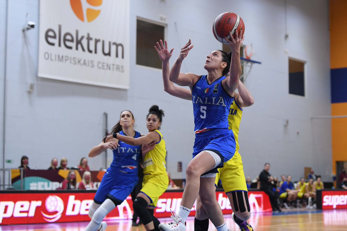 REYER1872's tweet photo. Che bella #italbasket ❤️🇮🇹 
🦁 All'esordio nella bolla di Riga protagoniste le nostre leonesse:
Penna 13 punti, Pan 12, Carangelo 11, Bestagno 6 e Attura 1.
Brave azzurre, avanti così 🔥

#Italbasket #EuroBasketWomen @francescapan33 https://t.co/Ir8uIjJADt