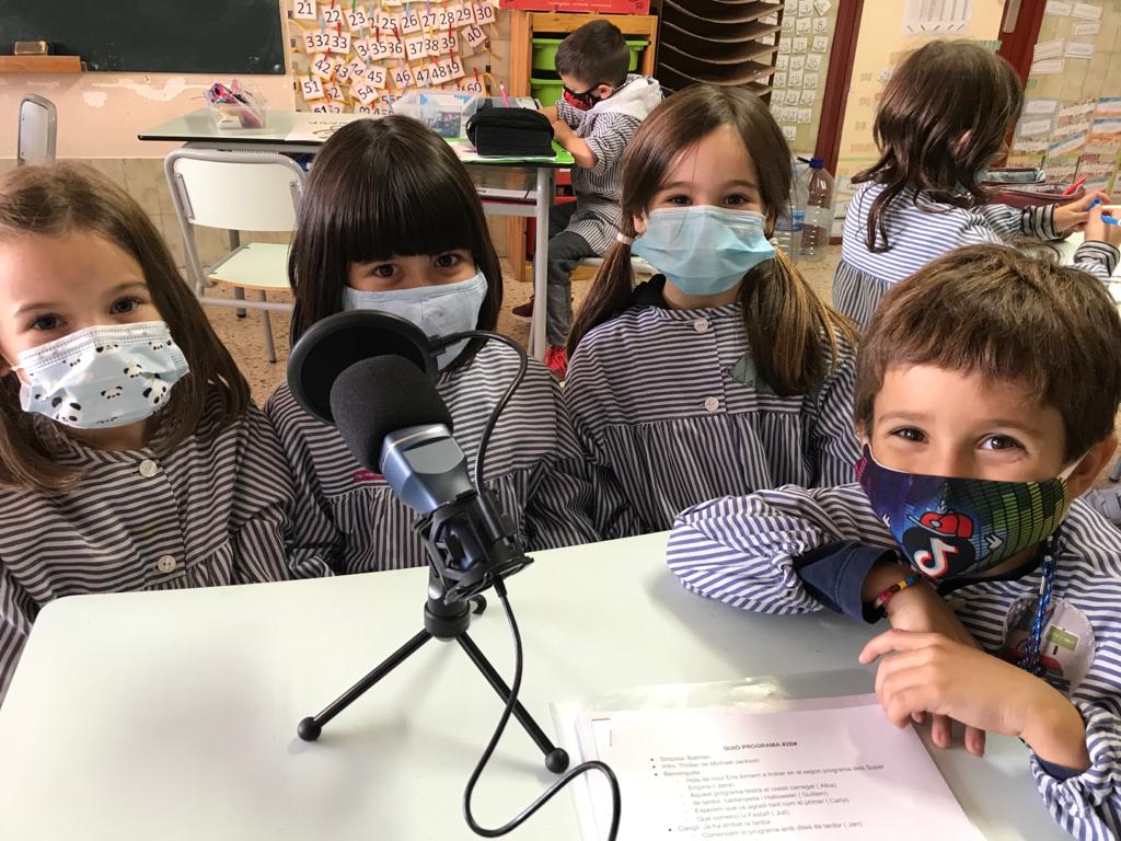 vedrunacent's tweet photo. Aquest curs hem iniciat des de l’àrea de música un taller de ràdio amb els nens i nenes de 1r de Primària. Que bé ens ho passem parlant amb el micro! #1PRIMSSCC https://t.co/6gPMPgbLlr