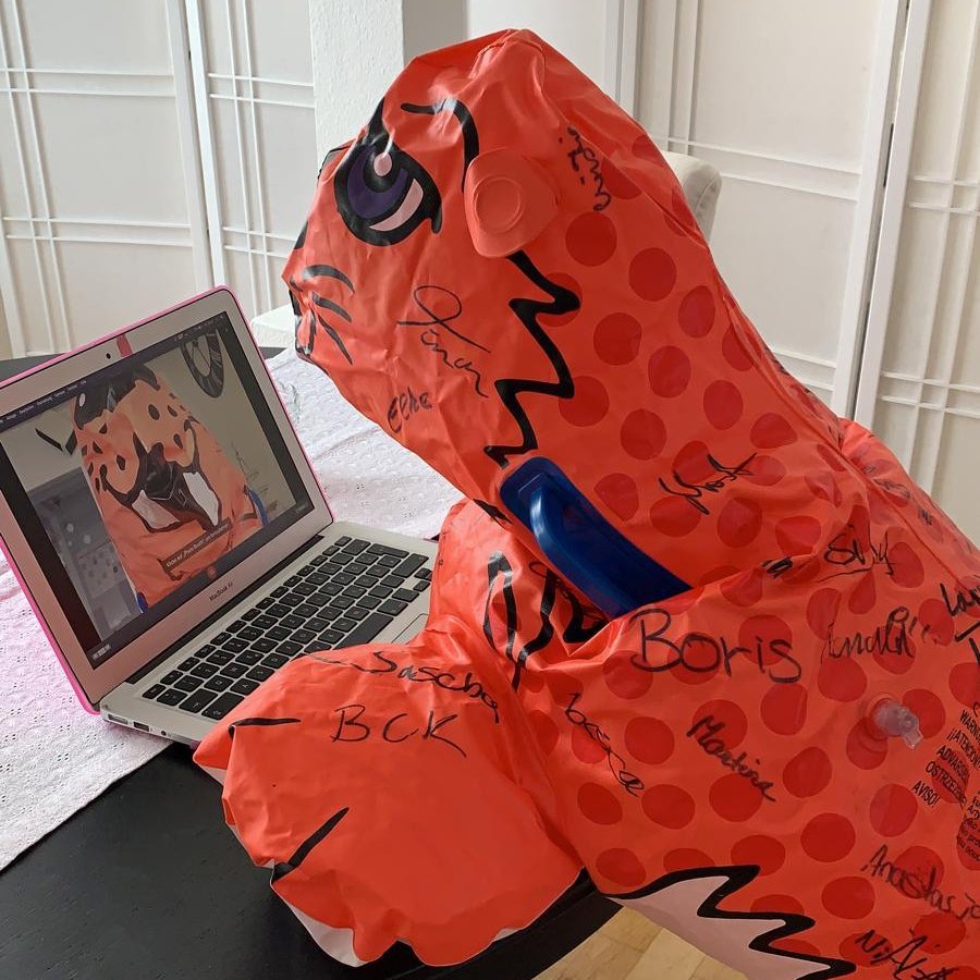 Liebe Grüße auch von Emma :) 

Während Horst gerade in der Hochschule sitzt, hat es sich Emma im Home-office gemütlich gemacht !!