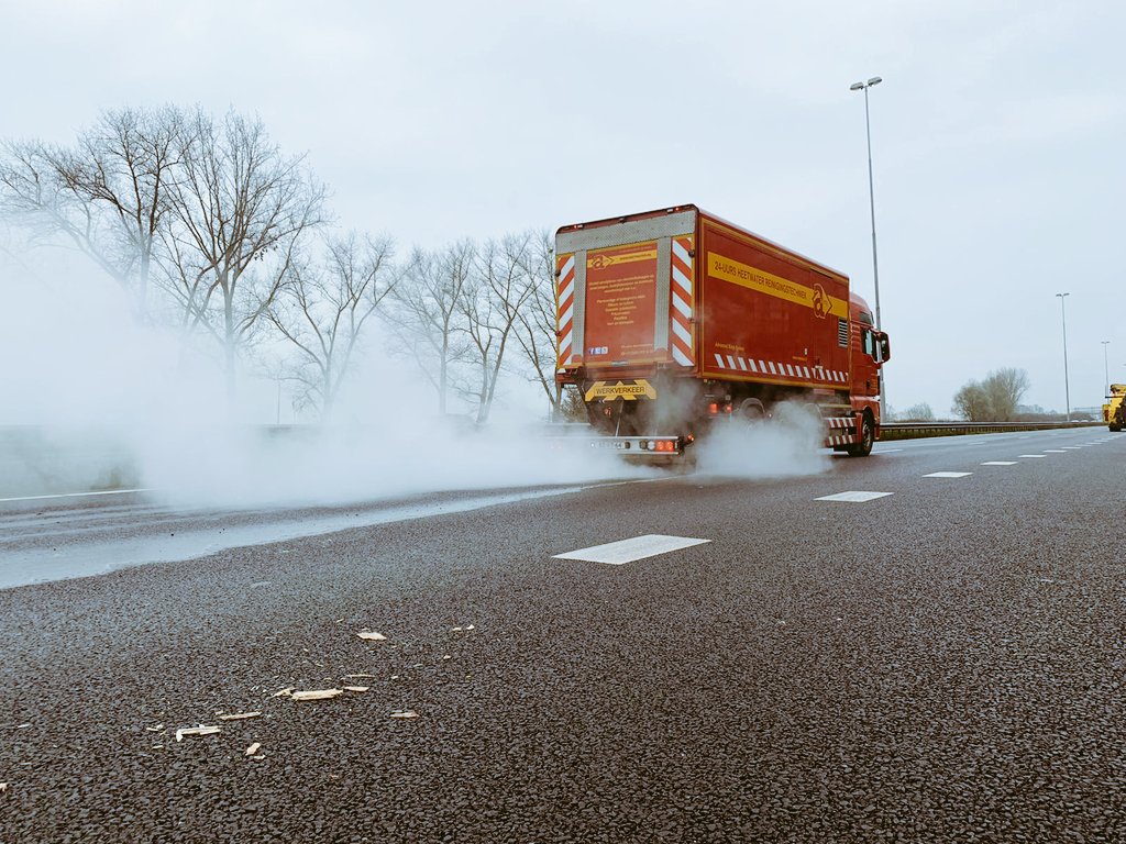RWSverkeersinfo's tweet photo. ⛔ | Door een ongeval met twee vrachtwagens, waarvan één geladen met slachtafval, is de #A27 richting Utrecht dicht tussen knp. Gorinchem en Lexmond. Dit duurt naar verwachting tot 12.00 uur vanmiddag. Verkeer richting Utrecht rijdt om via de #A15 en #A2. (📸: @adjmilieu) https://t.co/qOtcUnyzWe