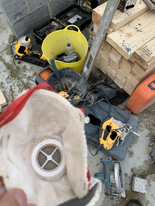 H_S_E's tweet image. BAD PRACTICE. The outside and inside of a mask being used while cutting concrete with a power tool. FFP2 offers inadequate protection for respirable crystalline silica. FFP3 RPE should have been used alongside control at source with water suppression: ow.ly/1TKk50ChELy