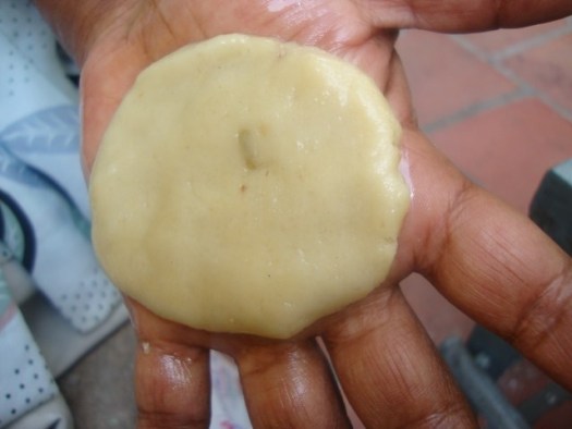 *வெல்ல அதிரசம்= ஒத்தைக் கம்பிப் பாகு*கருப்பட்டி அதிரசம்= இரட்டைக் கம்பிப் பாகு*சீனி அதிரசம்= கம்பிப் பாகு தேவையில்லைதூள் வெல்லம்/ சீனி/ கருப்பட்டி, கொதிநீரில் கலந்து உருவாகும் பாகில்அரிசி/தினை மாவு கிளறி, ஏலம்/சுக்கு பொடித்து, அரித்து+அதர்த்தல்! எண்ணெயில் சுட்டு எடுத்தல்!