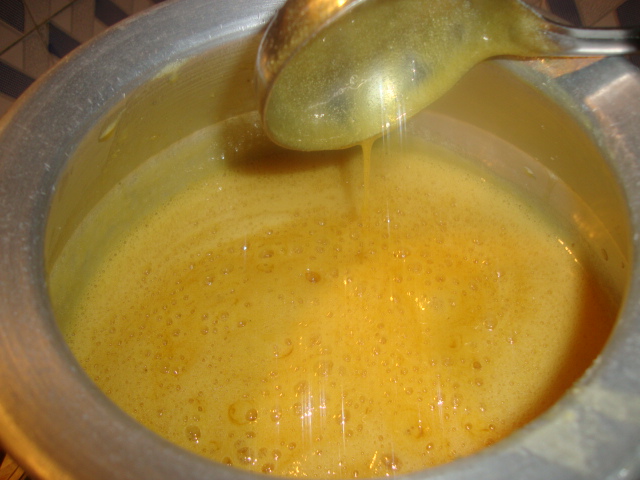 *வெல்ல அதிரசம்= ஒத்தைக் கம்பிப் பாகு*கருப்பட்டி அதிரசம்= இரட்டைக் கம்பிப் பாகு*சீனி அதிரசம்= கம்பிப் பாகு தேவையில்லைதூள் வெல்லம்/ சீனி/ கருப்பட்டி, கொதிநீரில் கலந்து உருவாகும் பாகில்அரிசி/தினை மாவு கிளறி, ஏலம்/சுக்கு பொடித்து, அரித்து+அதர்த்தல்! எண்ணெயில் சுட்டு எடுத்தல்!