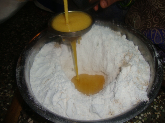 *வெல்ல அதிரசம்= ஒத்தைக் கம்பிப் பாகு*கருப்பட்டி அதிரசம்= இரட்டைக் கம்பிப் பாகு*சீனி அதிரசம்= கம்பிப் பாகு தேவையில்லைதூள் வெல்லம்/ சீனி/ கருப்பட்டி, கொதிநீரில் கலந்து உருவாகும் பாகில்அரிசி/தினை மாவு கிளறி, ஏலம்/சுக்கு பொடித்து, அரித்து+அதர்த்தல்! எண்ணெயில் சுட்டு எடுத்தல்!