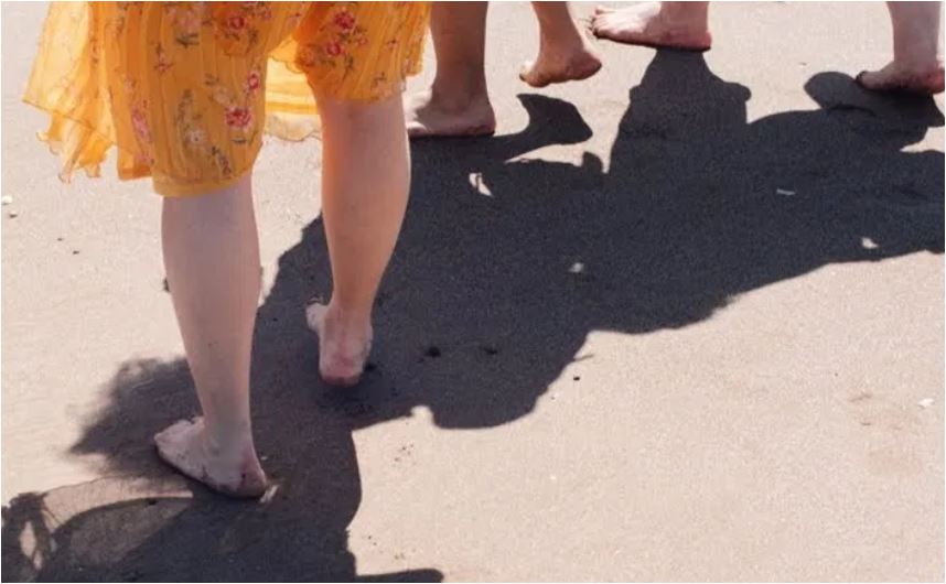 BarefootPeace's tweet image. Feeling it all – Why #barefoot walking is full of life lessons: "Barefoot walking stretches muscles, ligaments and tendons, and therefore helps prevent injuries and physical problems." wander-women.co.uk/feeling-it-all…