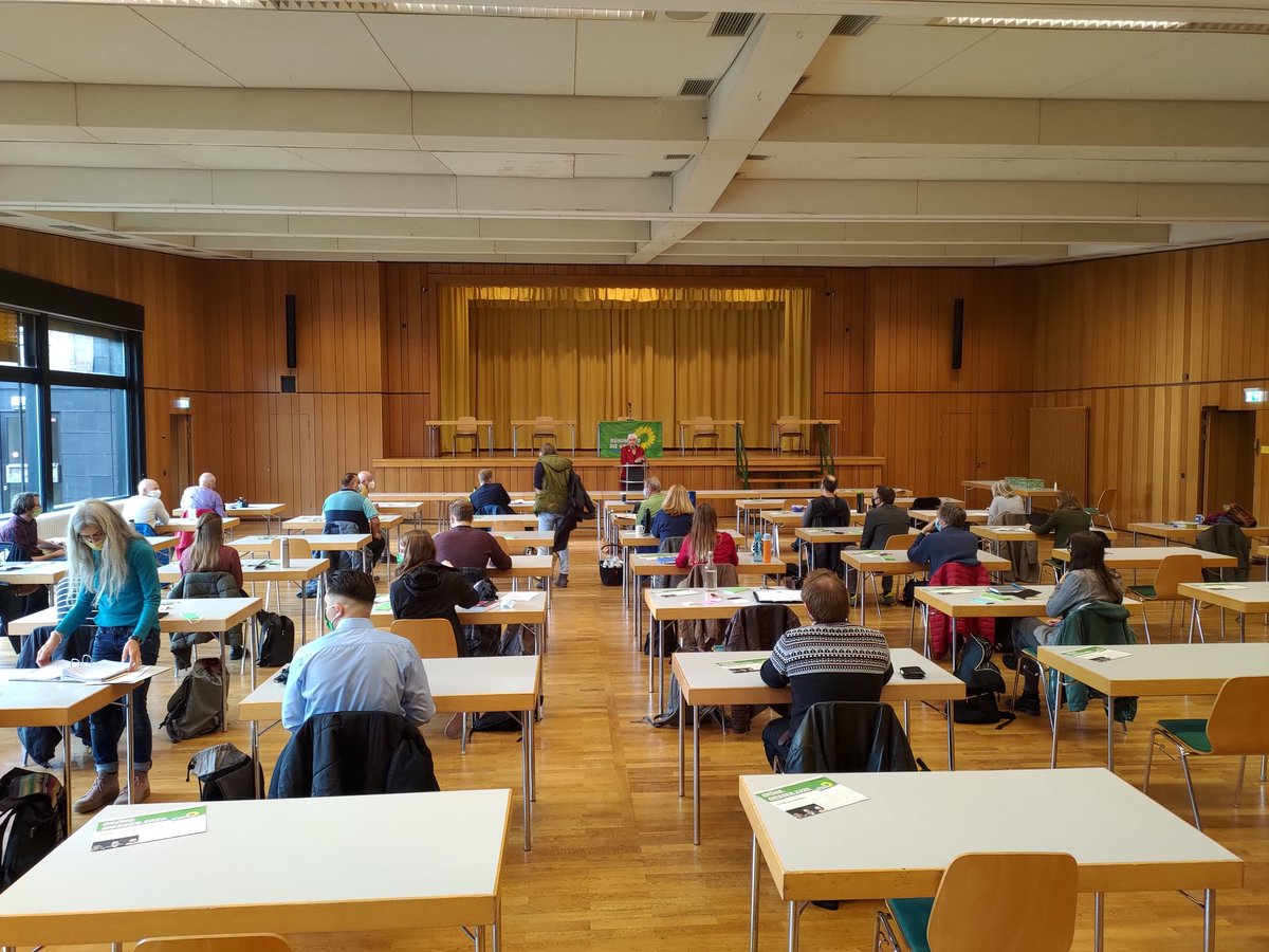 Listenaufstellung des @GiGruene Stadtverbands, natürlich auch mit der <a href="/GJGiessen/">Grüne Jugend Gießen</a> und #corona -konform.
#KommunalwahlHessen2021 #kmwhe2021