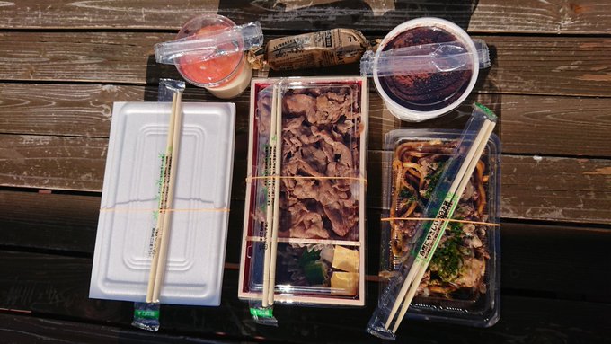 今日は朝イチ渡来人さんのフルセットから始まり昼前に商店街を散策しつつ鳥考さんで串、昼からテラスで呑んでたんだけど、めちゃめちゃ眠くなり夕方くらいの記憶が…w
あ、グッズは色々買いました、財布の紐がゆるくなる～…w 