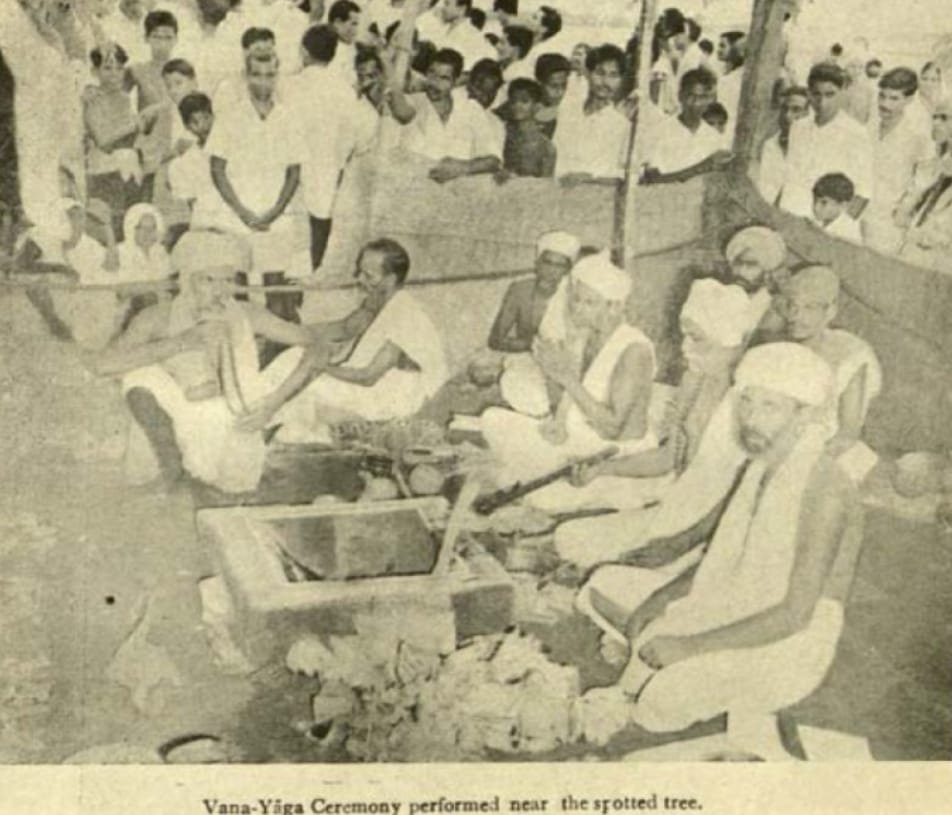 suryanandannet's tweet photo. #Nabakalebara : 1969 . 

୫୧ ବର୍ଷ ପୂର୍ବର ନବକଳେବର ବିରଳ ଚିତ୍ର ଦେଖନ୍ତୁ . 'ନବ କଳେବର' ଅର୍ଥ ନୂତନ ଶରୀର ବା ବିଗ୍ରହ । ଅର୍ଥାତ୍ ଶ୍ରୀମନ୍ଦିରର ରତ୍ନ ସିଂହାସନରେ ବିରାଜିତ ଚତୁର୍ଦ୍ଧାମୂର୍ତ୍ତିଙ୍କର ନୂତନ କଳେବର ଧାରଣ. ଯେଉ��ବର୍ଷ ଦୁଇଟି ଆଷାଢ଼ ମାସ ପଡ଼େ ,ସେହି ବର୍ଷ ହିଁ ନବ କଳେବର ହୁଏ. @sjta_puri 
#jagannath #Odisha https://t.co/XVlKC2H5xJ