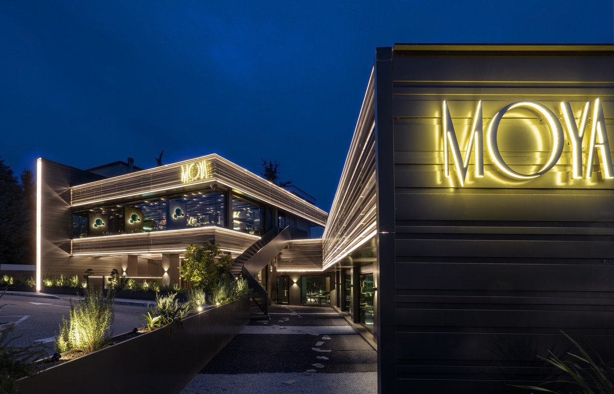 _mauriziolai's tweet photo. More from #Moya, our #AsianDining. Large spaces and dividers allow the restaurant to be #flexible and #safe without giving up on the #experience, while getting through the #pandemic.
#MaurizioLai #Architecture #Interiors #Lighting https://t.co/ox8hv4cZex