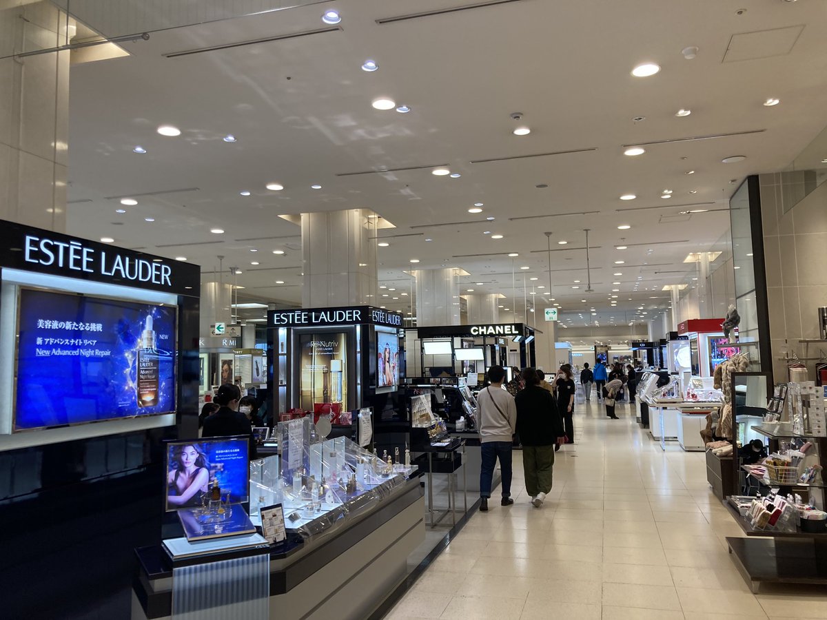 つばめ5号 三越の旧包装紙は香川出身の猪熊画伯のデザインでもあります 高松 香川 における三越のステータスは絶対的です 丸亀 坂出 三本松 観音寺とサテライト店もバランスよく配置し 富裕層をガッチリ掴んでますね