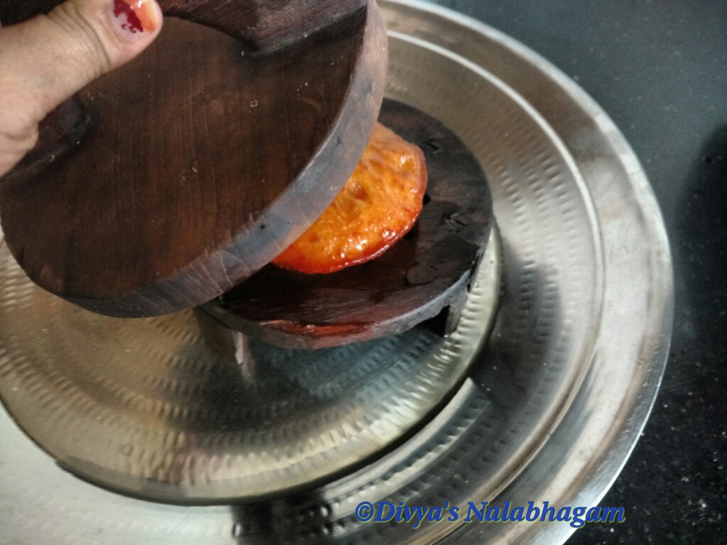 அதிரச அழுத்துமணைஇப்போதெல்லாம் அதிகம் கிடைப்பதில்லை!நோன்பு எடுக்கும் கிராமத்து வீடுகளில் இருக்கும்!அழுத்துமணை அதிரசமே, அழகு/சுவை!நகரத்துப் பெண்கள், சல்லிக் கரண்டியால் அழுத்துகிறார்கள்.. இப்பல்லாம்:)ஆனால், அவ்வளவாக எண்ணெய் வடிக்காது! சுவைக்காது!அழுத்துமணை, தேடிப் பெறுக!