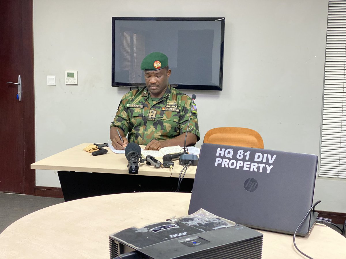 10:07 Today is already looking extra ghen ghen. There are more military bodies in the room - 7 in uniform, about same without uniform (you can tell by their fashion and mask choices). Army PR unit is here in good number. Like I said, looking ghen ghen!