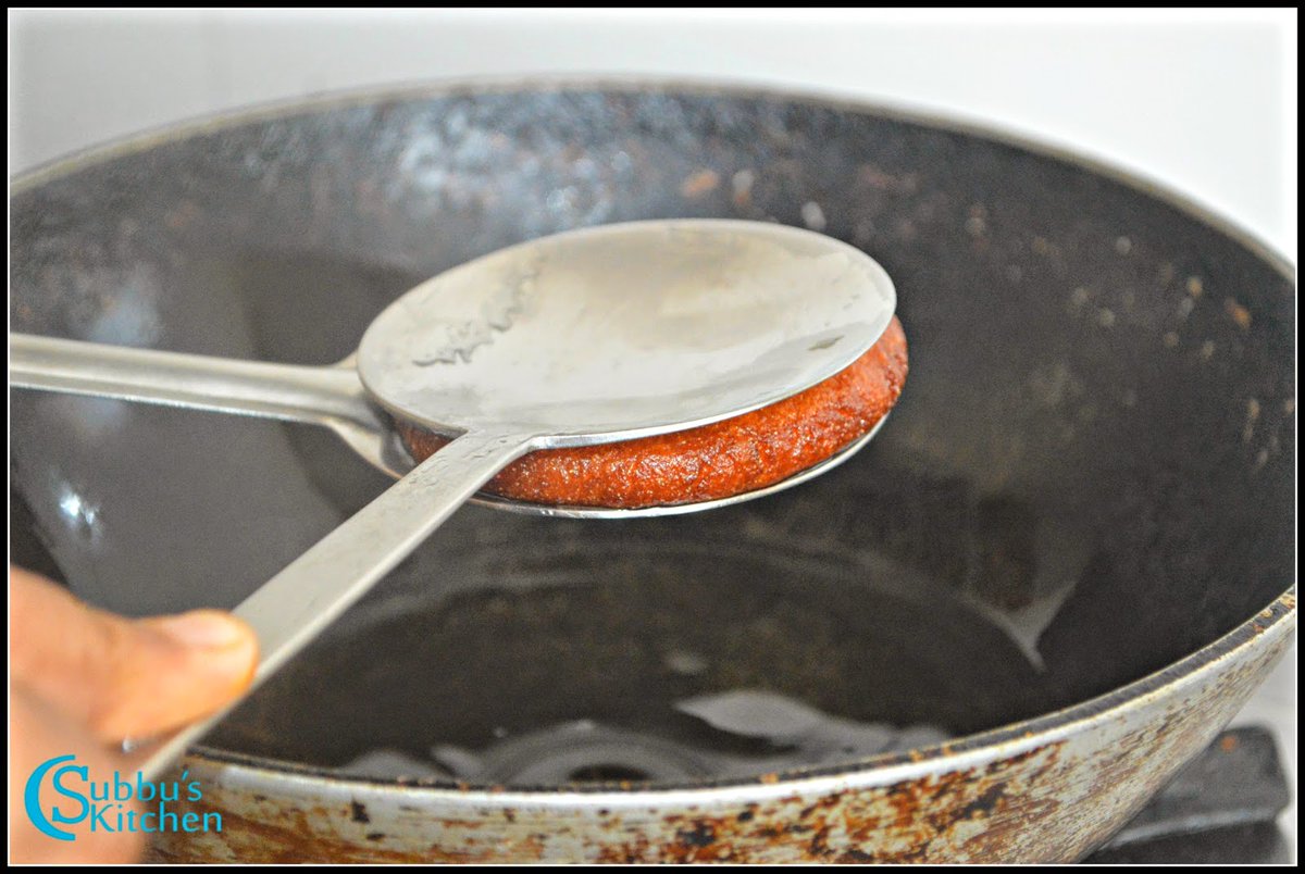 அதிரச அழுத்துமணைஇப்போதெல்லாம் அதிகம் கிடைப்பதில்லை!நோன்பு எடுக்கும் கிராமத்து வீடுகளில் இருக்கும்!அழுத்துமணை அதிரசமே, அழகு/சுவை!நகரத்துப் பெண்கள், சல்லிக் கரண்டியால் அழுத்துகிறார்கள்.. இப்பல்லாம்:)ஆனால், அவ்வளவாக எண்ணெய் வடிக்காது! சுவைக்காது!அழுத்துமணை, தேடிப் பெறுக!