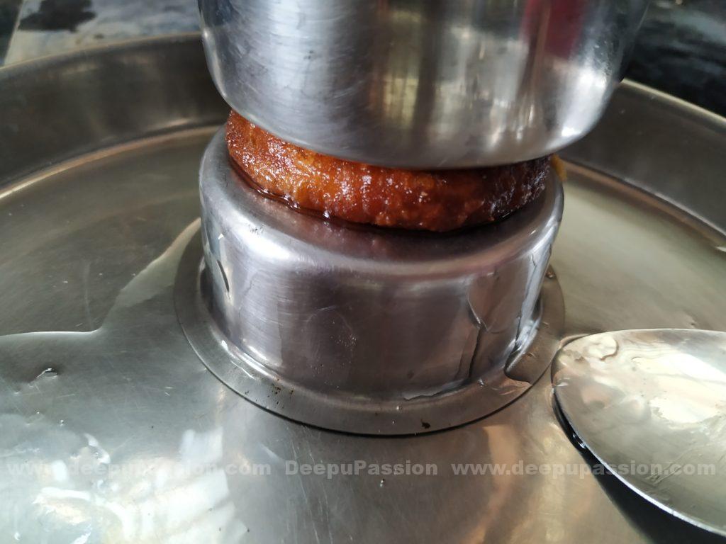 அதிரச அழுத்துமணைஇப்போதெல்லாம் அதிகம் கிடைப்பதில்லை!நோன்பு எடுக்கும் கிராமத்து வீடுகளில் இருக்கும்!அழுத்துமணை அதிரசமே, அழகு/சுவை!நகரத்துப் பெண்கள், சல்லிக் கரண்டியால் அழுத்துகிறார்கள்.. இப்பல்லாம்:)ஆனால், அவ்வளவாக எண்ணெய் வடிக்காது! சுவைக்காது!அழுத்துமணை, தேடிப் பெறுக!