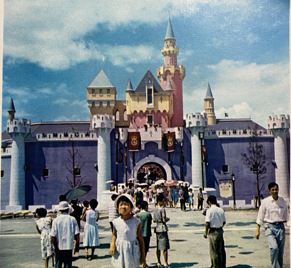 自動車美術研究室 奈良ドリームランド 東京ディズニーランドよりもはるか昔の1961年にオープンしたディズニーランドを模した遊園地 06年に閉園してからしばらく廃墟として有名だった 当時のパンフレットより