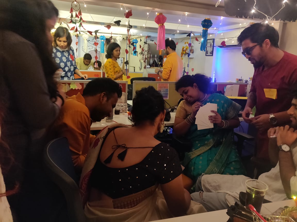 TheSoCheers's tweet photo. Still mentally stuck in Diwali 2019. Shooting out some positive vibes to light up your celebration! ❤️ (2/3)
#DiwaliThrowback #Diwali #TheSoCheersLife https://t.co/ITf1Tc1G7P