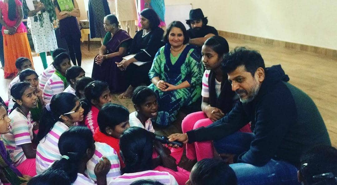 ShivaSainya's tweet photo. ಮಕ್ಕಳ ದಿನಾಚರಣೆಯ ಶುಭಾಶಯಗಳು 😍❤️
Happy Children's Day 😍❤️

#DrRajukmar #DrShivarajkumar #GeethaShivarajkumar #Shivasainya #ShakthiDhama #ChildrensDay2020 #JawaharlalNehru

@NimmaShivanna ❤️❤️❤️ @ShivaSainya https://t.co/8IHGLxN28x