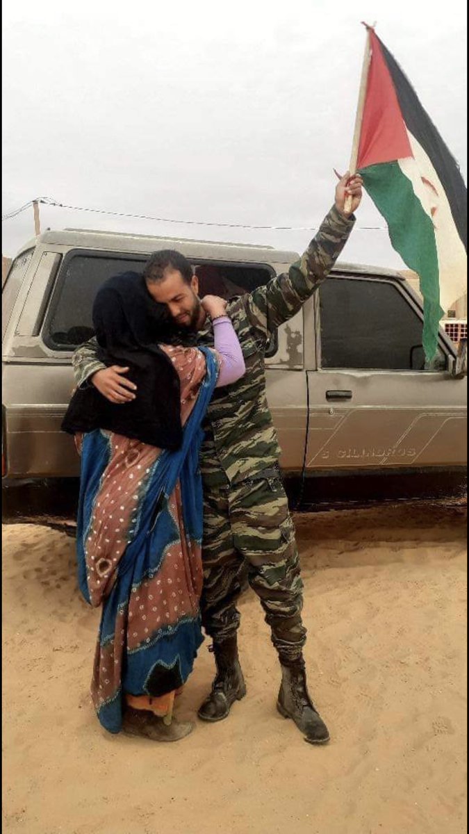 TalebSahara's tweet photo. Este joven saharaui se despide de su madre, se dirige al frente de batalla. Tras 29 años de paz y 45 años esperando una solución al conflicto del Sáhara Occidental, nos han obligado a volver a las armas, siendo amantes de la paz, hoy toca decir adiós y luchar por un #SaharaLibre https://t.co/fLqZhPkNvd