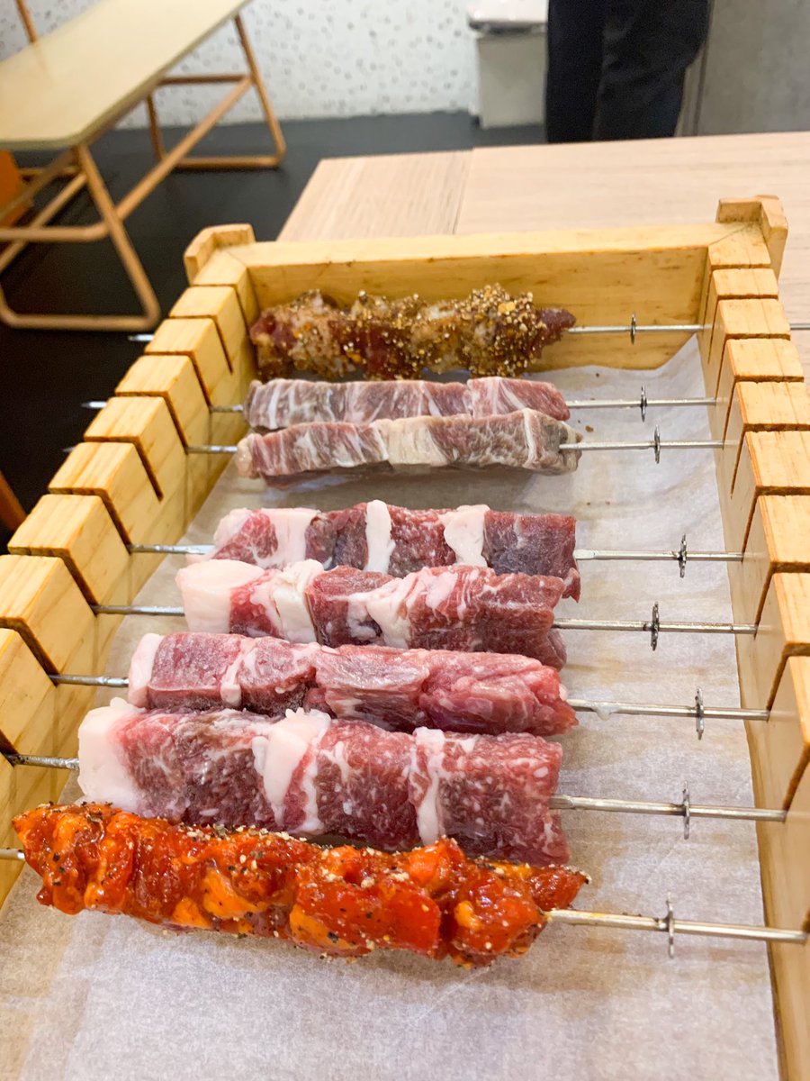 koyykois's tweet photo. เปิดประสบการณ์ปิ้งย่างแบบใหม่มากๆ ใครชอบกินแต่ไม่ชอบปิ้งต้องชอบ เซ็ตเนื้อย่างแบบดีมาก มีเซ็ตผักมาให้ด้วย ไม่ต้องปิ้งเอง วางลงไปในเตาแล้วมันจะหมุนเอง ไฟแรงควันน้อย ชอบตรงกินเสร็จหัวไม่เหม็น 555555 ปิ้งเสร็จก็เอาไปผึ่งไว้ข้างบนให้หายร้อน ซุปกระดูกหมู+ข้าวกระเทียมก็คือดีย์มาก https://t.co/T8IrAAZ5vx