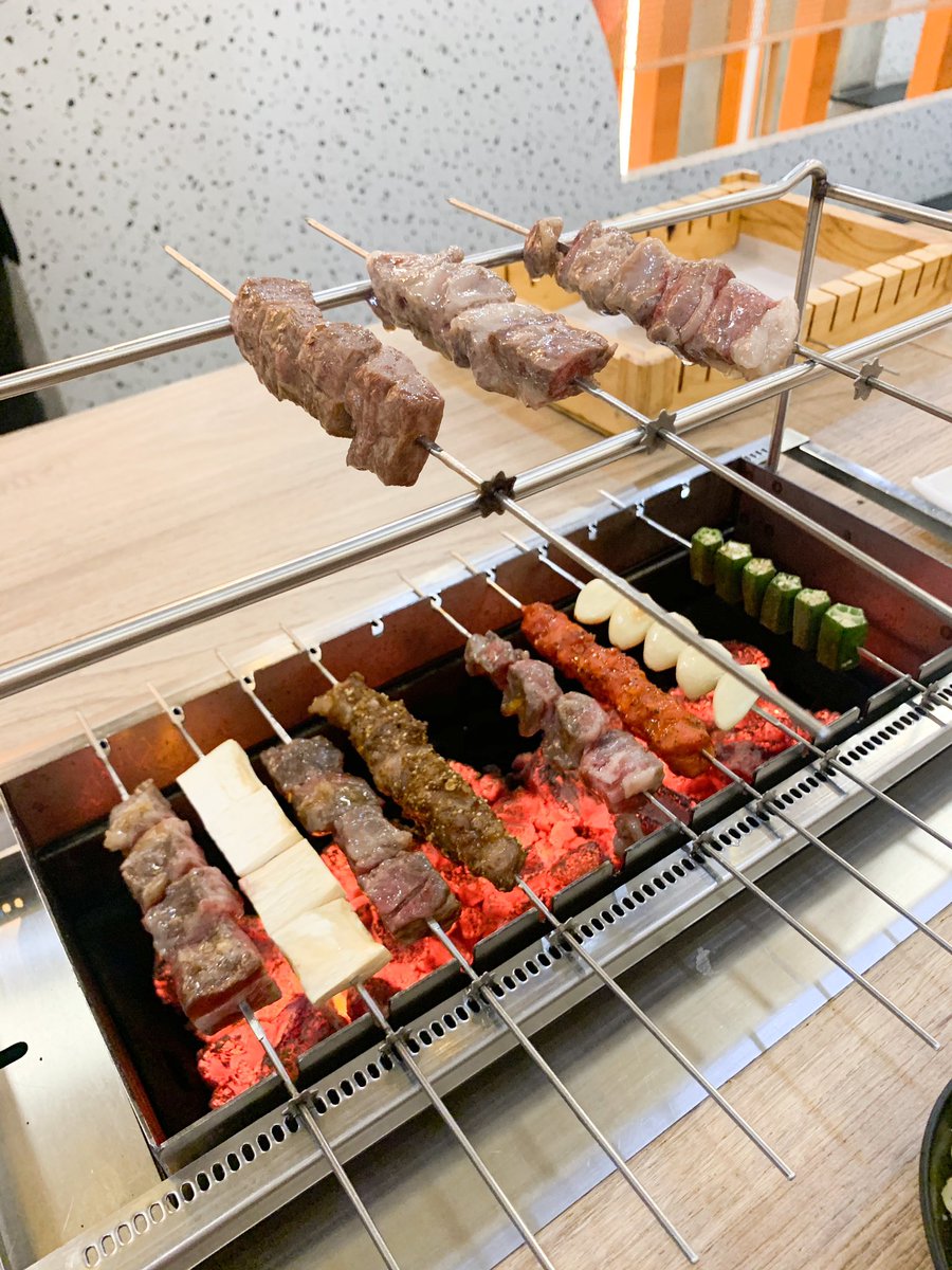 koyykois's tweet photo. เปิดประสบการณ์ปิ้งย่างแบบใหม่มากๆ ใครชอบกินแต่ไม่ชอบปิ้งต้องชอบ เซ็ตเนื้อย่างแบบดีมาก มีเซ็ตผักมาให้ด้วย ไม่ต้องปิ้งเอง วางลงไปในเตาแล้วมันจะหมุนเอง ไฟแรงควันน้อย ชอบตรงกินเสร็จหัวไม่เหม็น 555555 ปิ้งเสร็จก็เอาไปผึ่งไว้ข้างบนให้หายร้อน ซุปกระดูกหมู+ข้าวกระเทียมก็คือดีย์มาก https://t.co/T8IrAAZ5vx