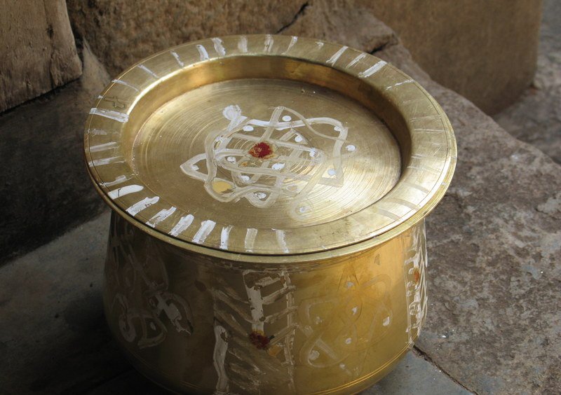 சிலப்பதிகாரக் கண்ணகிஈழம்/தமிழகம்/கேரளம் 3 இடமும் நிறைந்தவள்!அதனால் அரியதரம்/அதிரசம்எல்லாத் திராவிட நிலங்களிலும் உண்டு!தெலுங்கு நிலத்திலும் உண்டு, அரிசலு என்பர்!அரிசல் என்பதே அரி+அதரம்அரித்து, அதர்த்தும் இனிப்புணவு முறை!நோன்புச் சடங்கியல் அதிரசம்தமிழர் நாட்டார் மரபியல்!