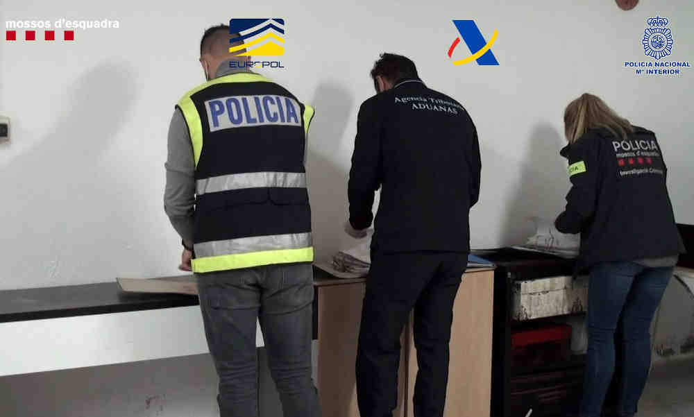 elbruguers's tweet photo. Desarticulada una banda de contraban d’armes i explosius dirigida des de #Gavà i #Alcant https://t.co/Iiwq4wSnfp https://t.co/VamsVvljyc