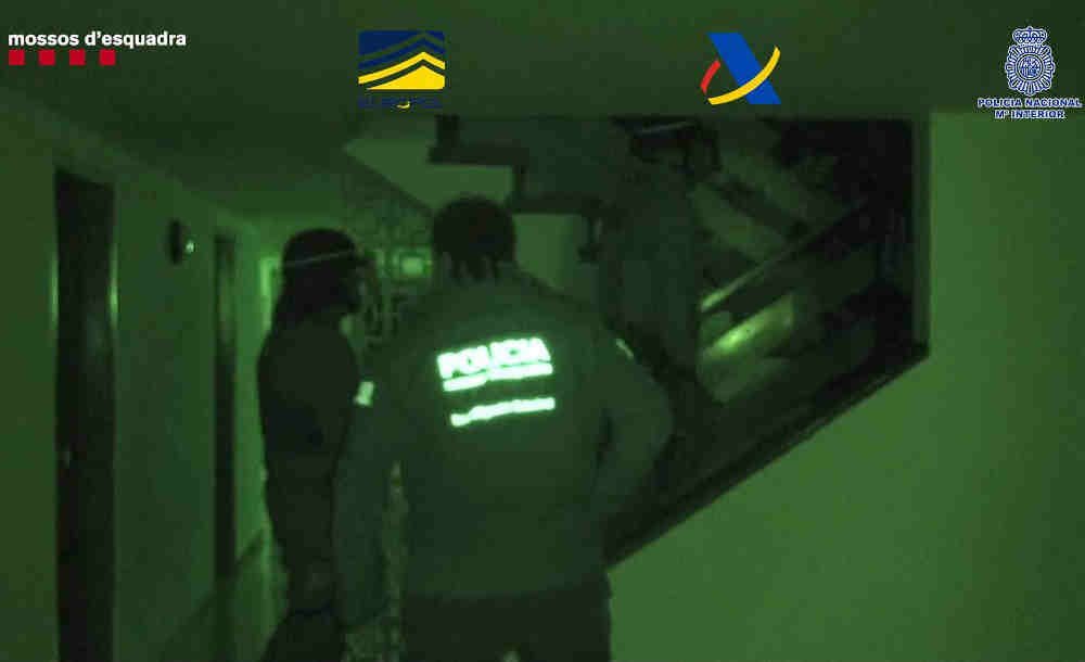 elbruguers's tweet photo. Desarticulada una banda de contraban d’armes i explosius dirigida des de #Gavà i #Alcant https://t.co/Iiwq4wSnfp https://t.co/VamsVvljyc
