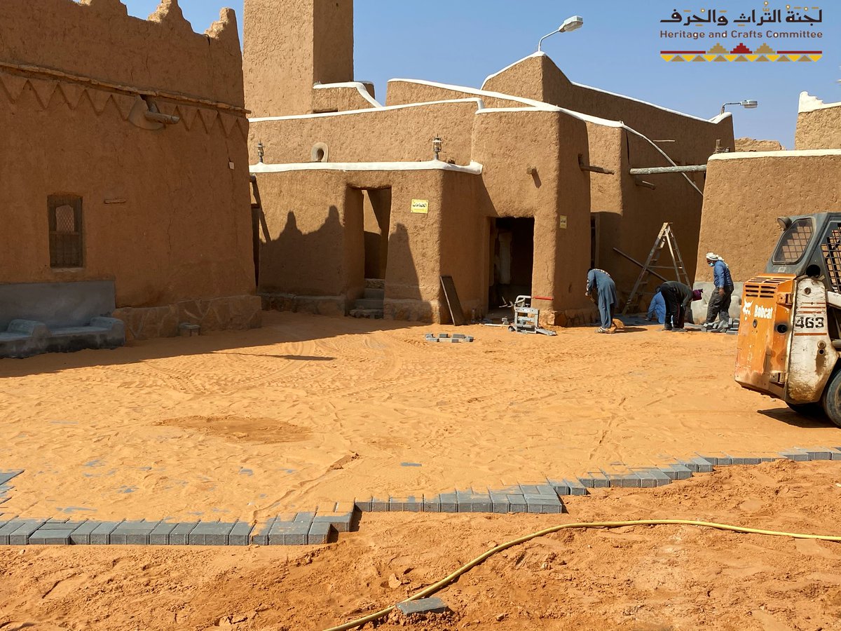 #لجنة_التراث_والحرف 
#شقراء 
أعمال رصف ساحات مسجد الحسيني وبعض الطرق المؤدية إليه .