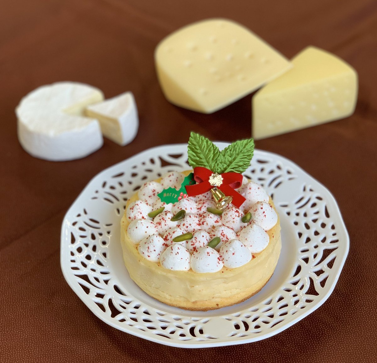 青山フロマージュ クリスマスケーキはマスカルポーネのベイクドチーズケーキにマスカルポーネのチーズクリームでデコレートしたチーズ スイーツ専門店のチーズケーキになります 4号で税込2700円です 12 1から予約を受付ます 大丸東京店 東武百貨店池袋