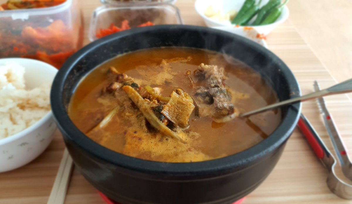HyungaLovesea's tweet photo. ■ 집밥 : 뼈다귀해장국 ■
몇일전에 돼지뼈가 보이더니 아침에보니 뼈다귀해장국이 있다.. 덕분에 해장 굿!
매운 청양고추와 마늘을 먹고픈만큼 맘대로 먹을 수 있어서  난 집밥이 좋다.
#집밥 #상차림 #해장 #뼈다귀해장국 #청양고추 #마늘 #휴일 https://t.co/pelYCZODHV