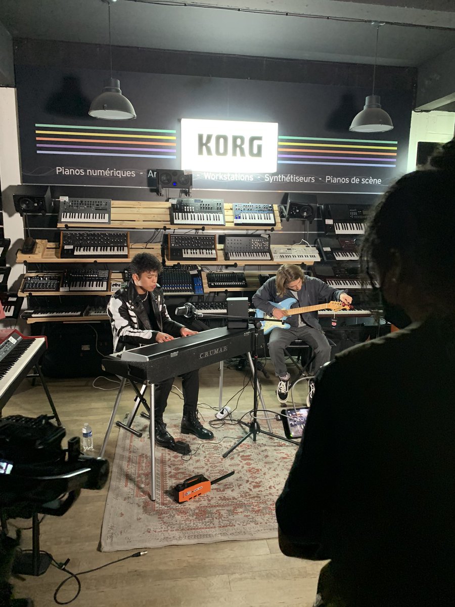 LionelMart1's tweet photo. Hier on a lancé un nouveau concept @LiveMeIfYouCan 🔥
Un artiste a 1h dans le showroom @PaulBeuscher pour choisir les instruments de son choix pour sa session live 🎶
Vous en pensez quoi !?
▶️ 1ers invités : @Tsew_tk &amp; @voyovoyou à découvrir bientôt sur https://t.co/QacjxcEGZT https://t.co/jef04dvKW0