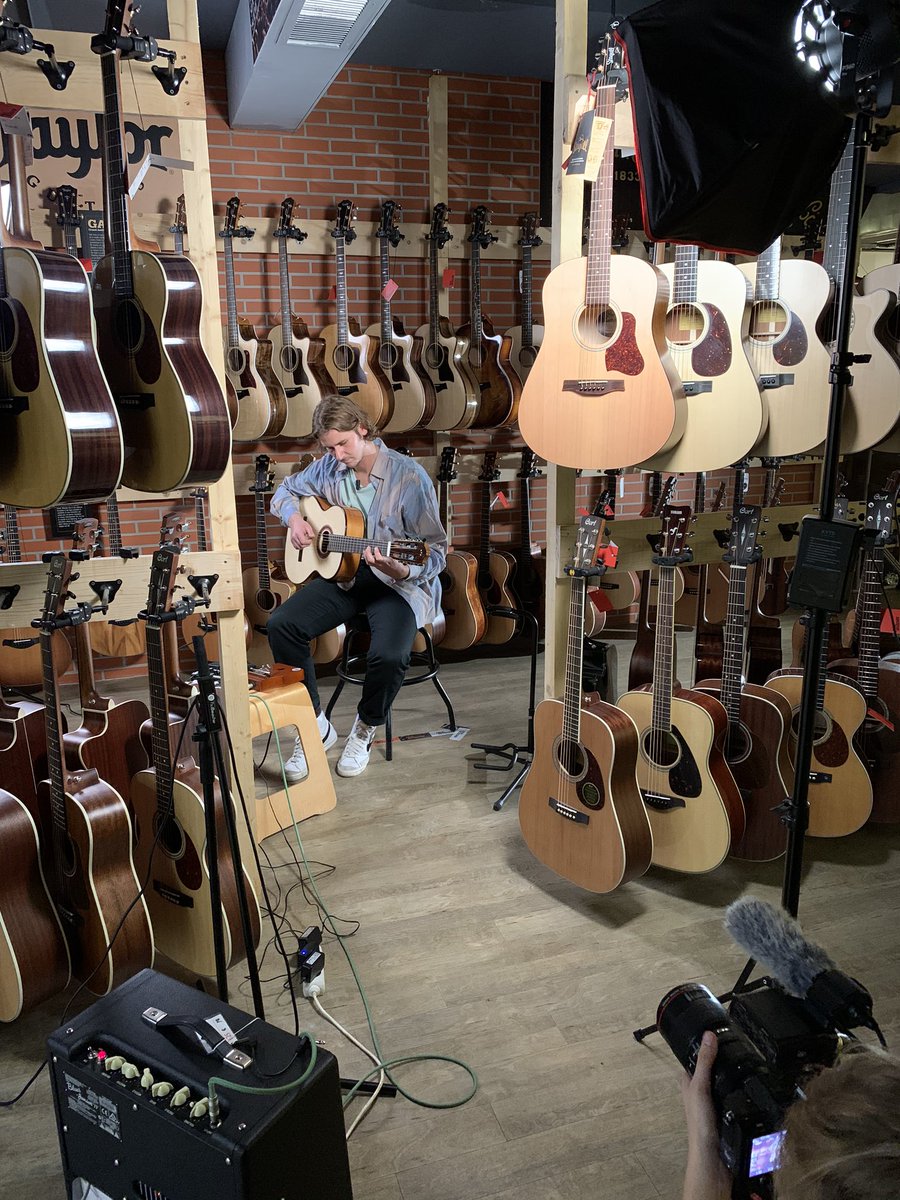 LionelMart1's tweet photo. Hier on a lancé un nouveau concept @LiveMeIfYouCan 🔥
Un artiste a 1h dans le showroom @PaulBeuscher pour choisir les instruments de son choix pour sa session live 🎶
Vous en pensez quoi !?
▶️ 1ers invités : @Tsew_tk &amp; @voyovoyou à découvrir bientôt sur https://t.co/QacjxcEGZT https://t.co/jef04dvKW0
