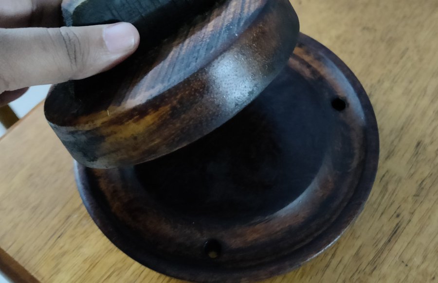 உங்கள் வீடுகளில்அதிரசம் அழுத்துமணை இருந்தால்சேமித்து வைத்துக் கொள்க!இப்பல்லாம், கிராமத்தில் கூடக் கிடைக்காது:)அழுத்துமணை அதிரசங்களேஎண்ணெய்க் காய்ச்சலின்றிமிக்க சுவை & காண அழகு - இரண்டும்!கார்க்கி  @iamkarki வீட்டுமணை தந்த  @vibigraphy &  @srisin02 ஆகியோருக்கு நன்றி! :)