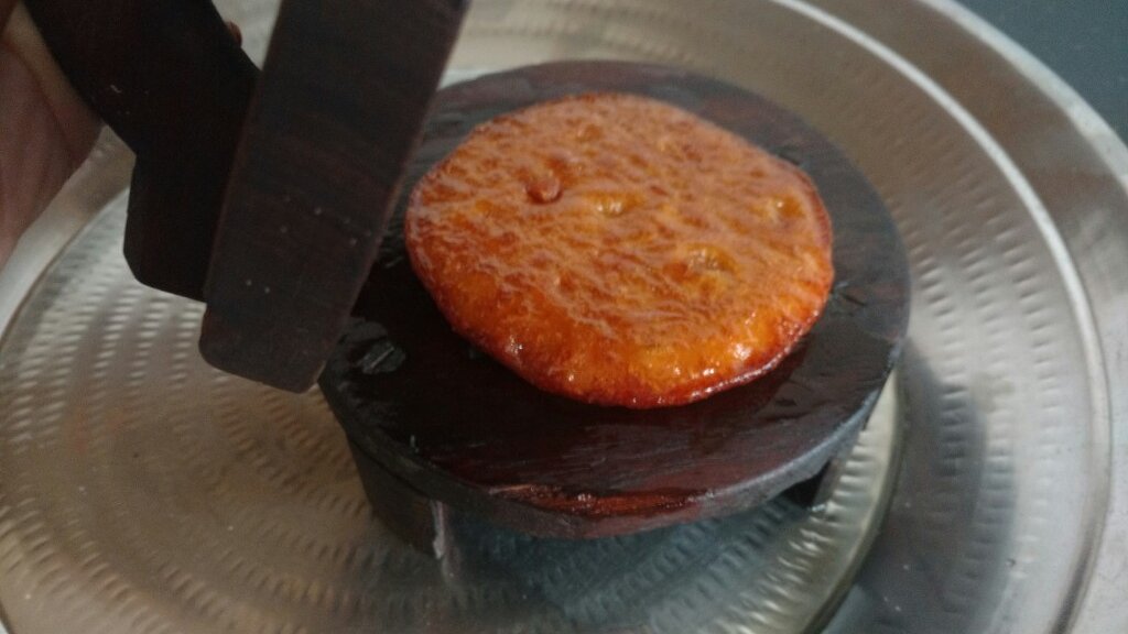 உங்கள் வீடுகளில்அதிரசம் அழுத்துமணை இருந்தால்சேமித்து வைத்துக் கொள்க!இப்பல்லாம், கிராமத்தில் கூடக் கிடைக்காது:)அழுத்துமணை அதிரசங்களேஎண்ணெய்க் காய்ச்சலின்றிமிக்க சுவை & காண அழகு - இரண்டும்!கார்க்கி  @iamkarki வீட்டுமணை தந்த  @vibigraphy &  @srisin02 ஆகியோருக்கு நன்றி! :)