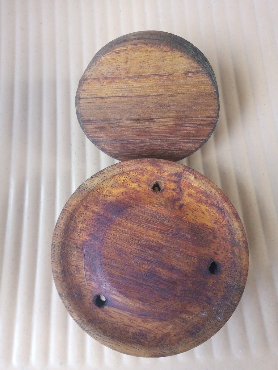 உங்கள் வீடுகளில்அதிரசம் அழுத்துமணை இருந்தால்சேமித்து வைத்துக் கொள்க!இப்பல்லாம், கிராமத்தில் கூடக் கிடைக்காது:)அழுத்துமணை அதிரசங்களேஎண்ணெய்க் காய்ச்சலின்றிமிக்க சுவை & காண அழகு - இரண்டும்!கார்க்கி  @iamkarki வீட்டுமணை தந்த  @vibigraphy &  @srisin02 ஆகியோருக்கு நன்றி! :)