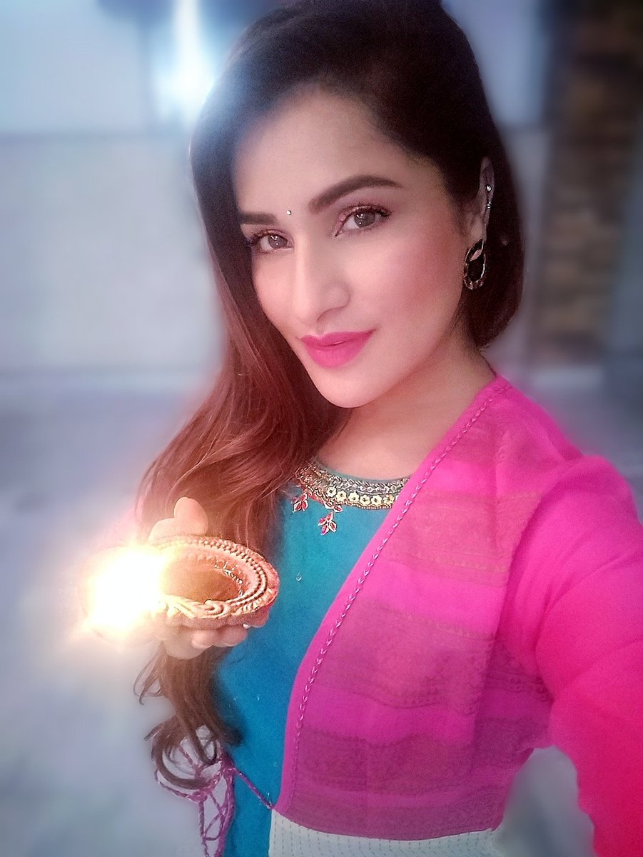 iampriyankanegi's tweet photo. #happydiwali to all you wonderful people!
आप सबको दीपावली की हार्दिक शुभकामनाएँ । 🤗❤️💫

#happydiwali2020 #Diwali2020 #DiwaliCelebration2020 https://t.co/xA5I2UfW0e