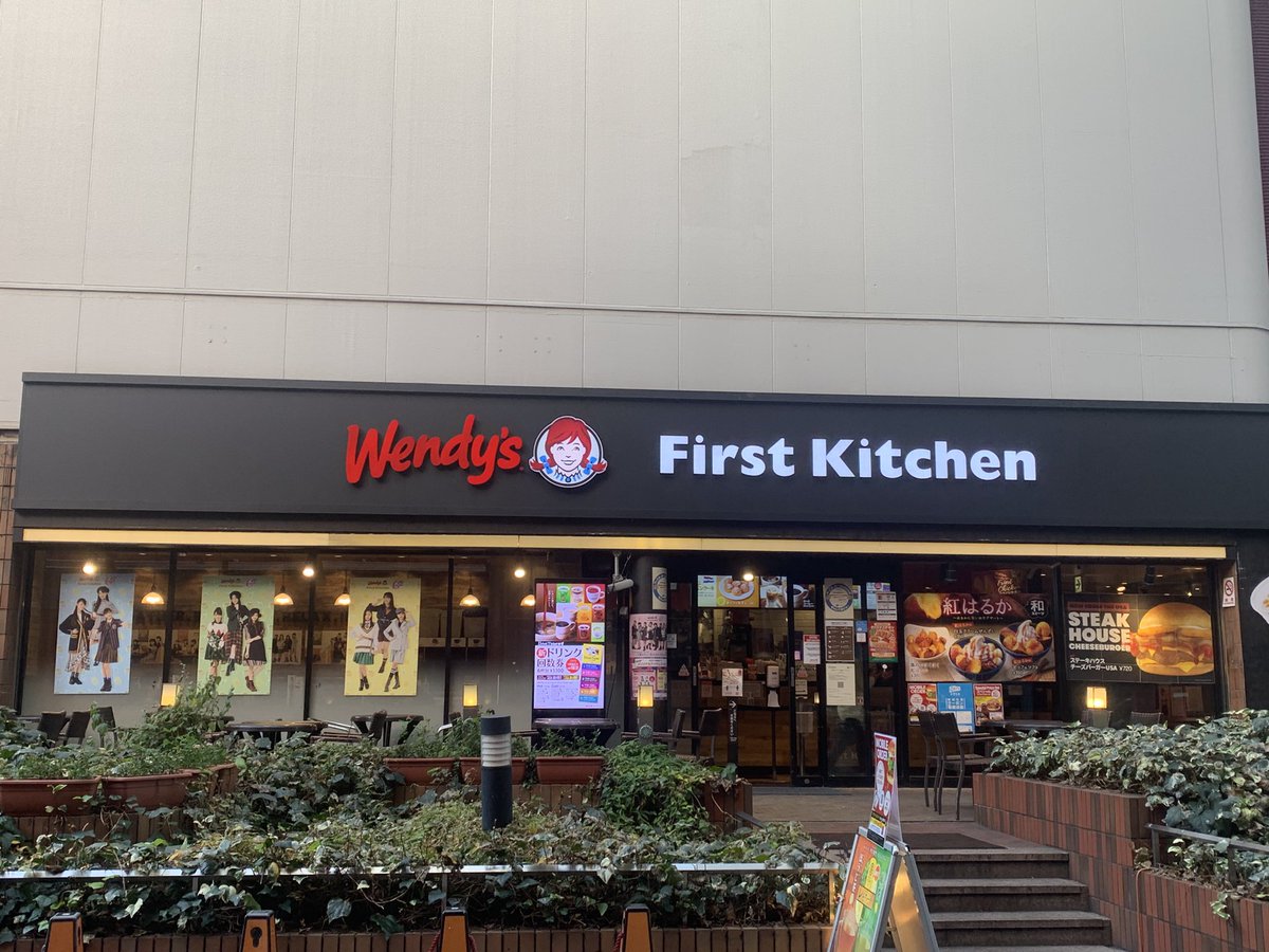 まきぃ Girls の特別装飾店の梅田ｈｅｐナビオ店へ お店の前でright Onコラボ服で撮影してる子供が目立ったなぁ 明日で第1弾のクリアファイルが終了 店内にお客さんいるので隙を見て写真撮るのなかなか大変でした ウェンディーズ ファーストキッチン